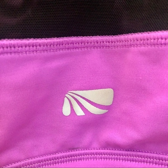 Marika fuchsia and black Razorback padded sports bra with front zipper. Medium - Picture 4 of 6